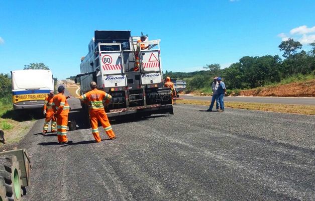Governo de Goiás usa asfalto-borracha na construção da duplicação da GO-070 