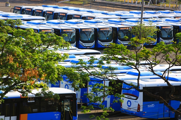 Governo entrega 132 novos ônibus para transporte coletivo em Goiânia