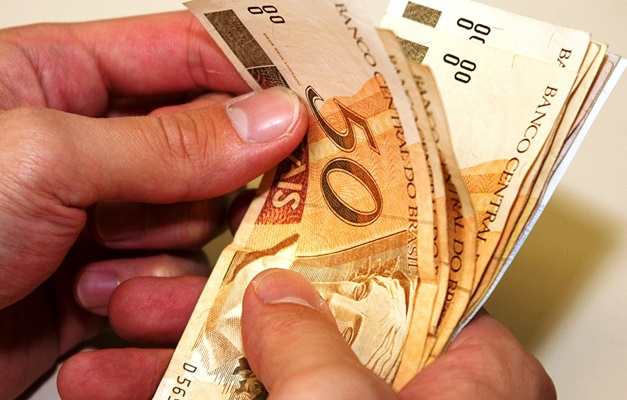 Governo libera salários de servidores que recebem mais de R$ 3,5 mil