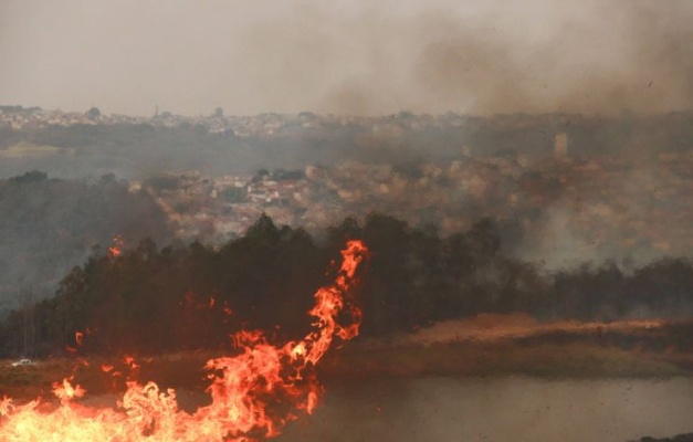 Governo Lula enviou aeronaves e recursos para apoiar combate a incêndios em SP, diz Padilha