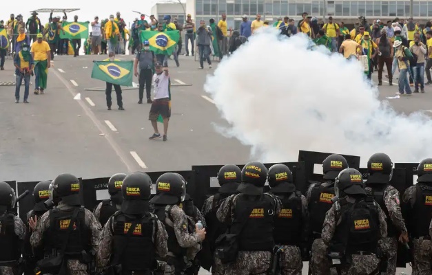 Governo Milei entrega ao Itamaraty informações sobre foragidos do 8 de janeiro