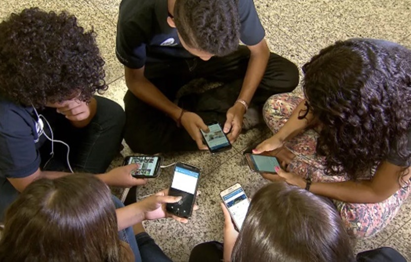 Governo regulamenta lei que restringe uso de celular nas escolas