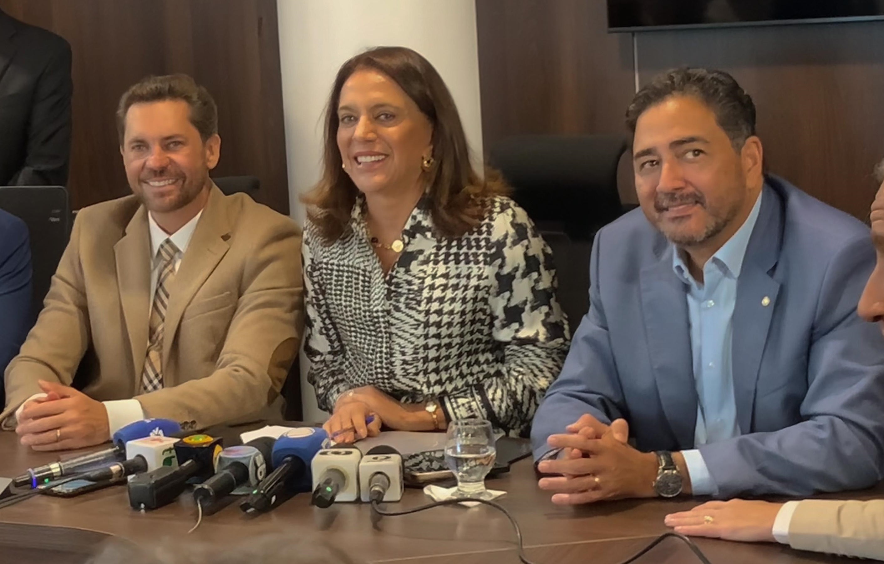 Gracinha Caiado entrega novo pacote social para apreciação da Assembleia 