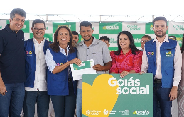 Gracinha Caiado entrega R$ 3,2 mi em benefícios a produtores em Simolândia