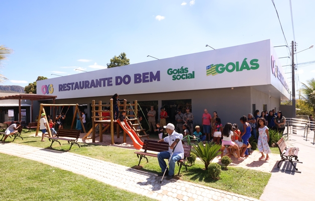 Gracinha Caiado entrega unidade do Restaurante do Bem em Cavalcante