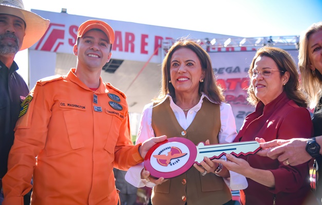 Gracinha Caiado entrega viaturas e equipamentos para Corpo de Bombeiros
