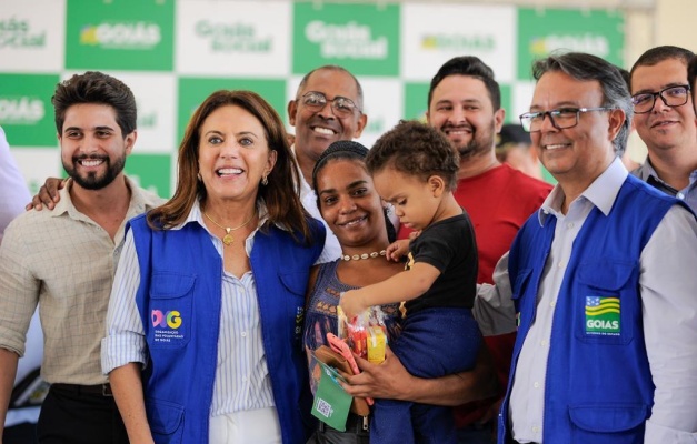 Gracinha Caiado participa da entrega de cartões sociais em Alexânia