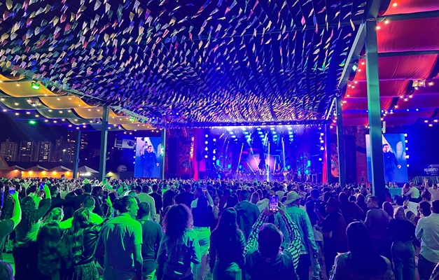 Grande Arraial de Goiânia reúne 20 mil pessoas com show de Léo Magalhães