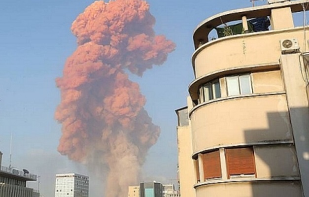 Grande explosão atinge área portuária de Beirute, capital do Líbano