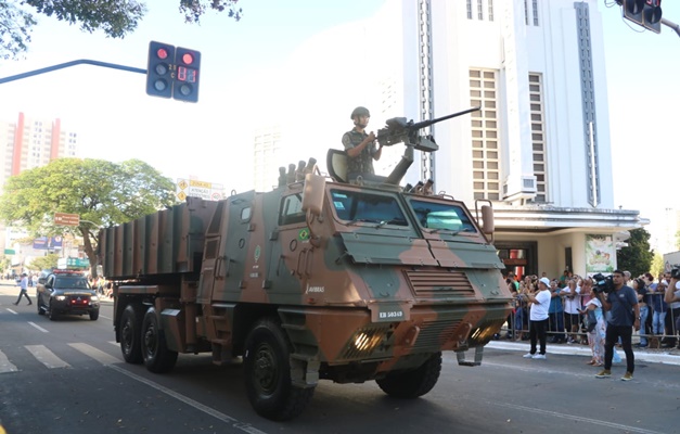 Grande público prestigia desfile da Independência em Goiânia