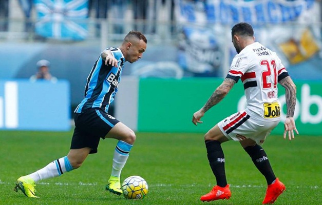Grêmio derrota o São Paulo em casa e se aproxima dos líderes