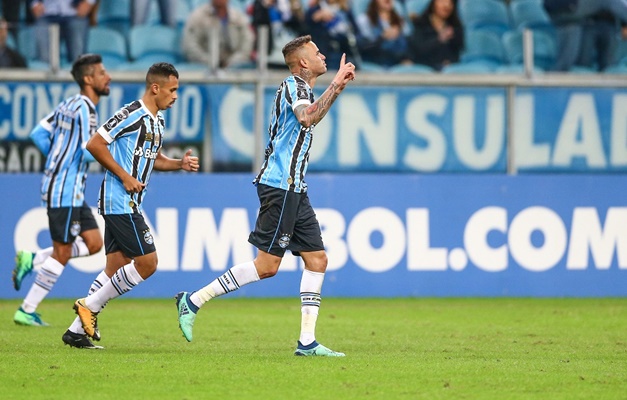 Grêmio sofre, mas vence Defensor e garante a liderança do Grupo A na Libertadores