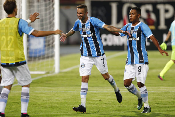 Grêmio supera desfalques, joga bem e bate Zamora na estreia 