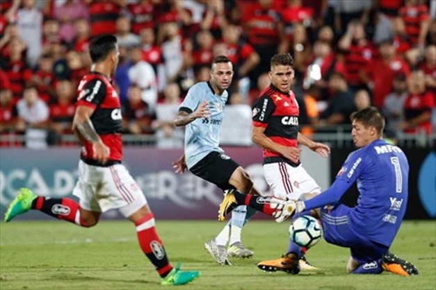 Grêmio vence, acaba com série do Fla em casa e retoma 2º lugar do Brasileirão