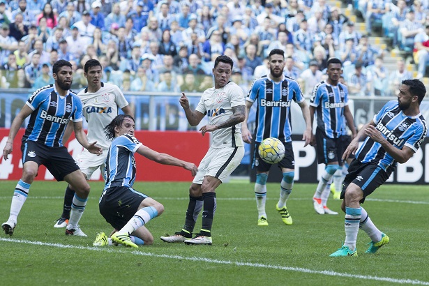 Grêmio vence fácil o confuso Corinthians e assume vice-liderança provisória