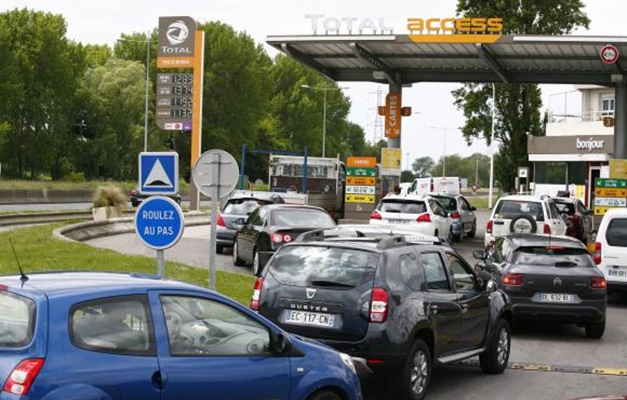 Greve na França atinge postos de gasolina e transportes