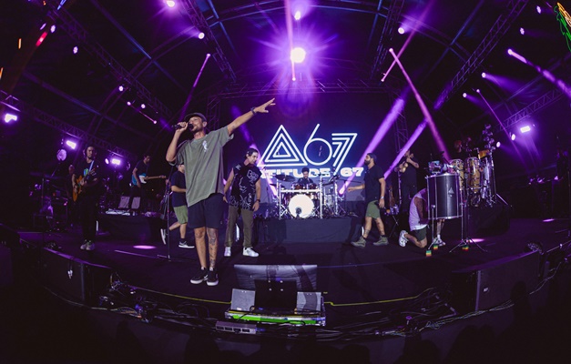 Grupo Atitude 67 se apresenta em 1º tour do Festival Deu Praia em Goiânia