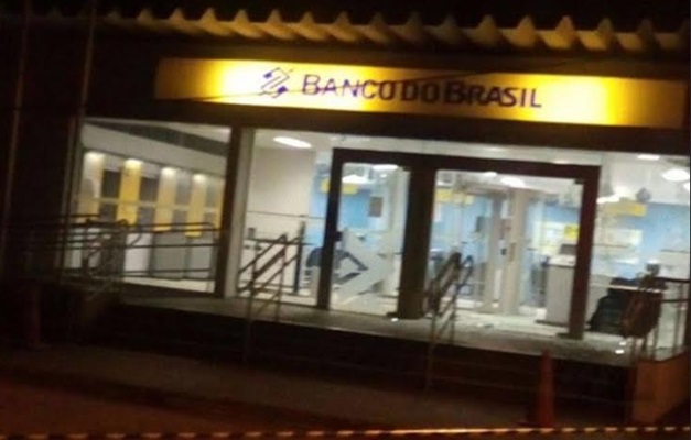 Grupo fortemente armado explode agência bancária em Fazenda Nova (GO)