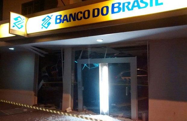 Grupo fortemente armado explode agência bancária em Montes Claros de Goiás