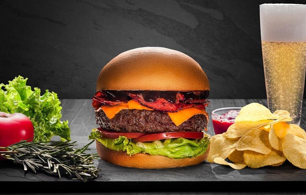 Grupo QG inaugura primeira franquia de burgers e pastéis em Goiânia 