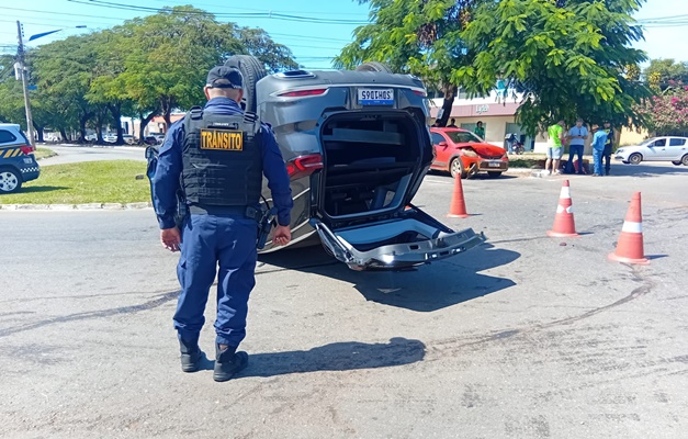 Guarda Civil socorre vítimas de capotamento na Avenida Universitária 