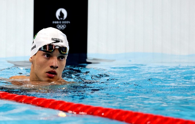 Guilherme Caribé melhora nota, mas cai na semi e fica em 10ª nos 100m livre na natação olímpica