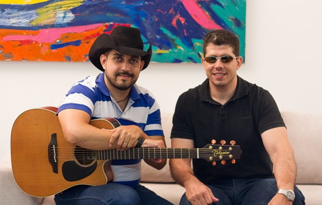 Gustavo e Daniel cantam sertanejo country em show neste sábado, em Goiânia