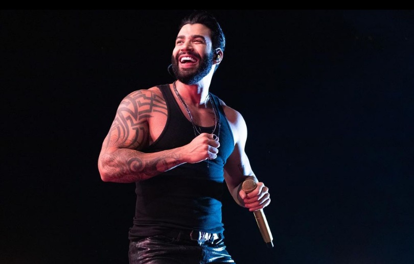 Gusttavo Lima divulga telefone em música e é processado por dona do número
