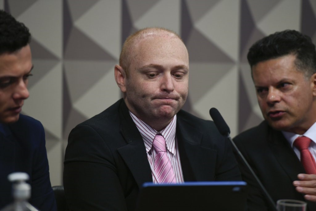 Hacker diz que Bolsonaro tinha grampo de Moraes e ofereceu indulto a ele para invadir urnas