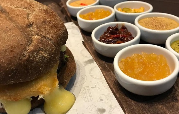 Hamburgueria goiana aposta na alta gastronomia com valor econômico  