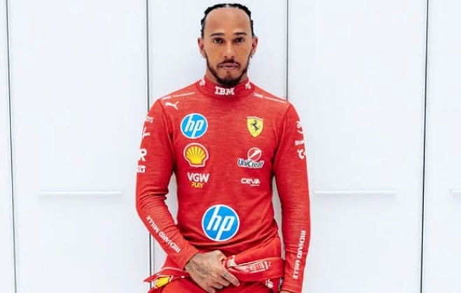 Hamilton aparece em primeira foto com macacão da Ferrari 