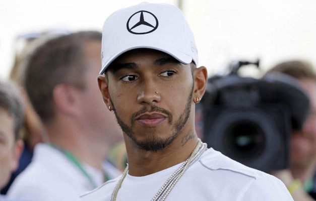 Hamilton bate recorde da pista e lidera último treino livre da temporada