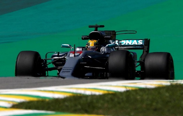 Hamilton bate recorde em Interlagos e lidera 1º treino livre 