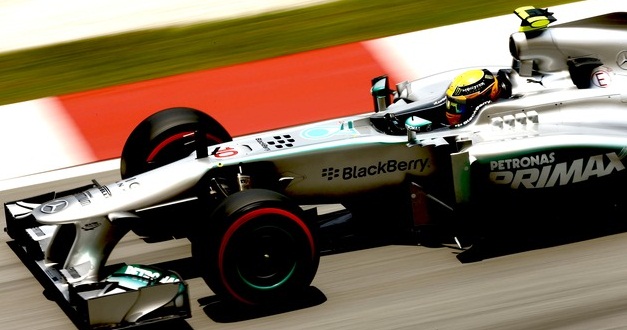 Hamilton bate Rosberg por 0s007 e é pole em Cingapura