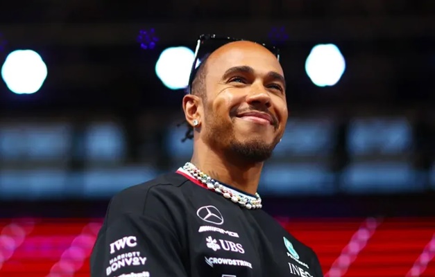 Hamilton cita momentos especiais da vida para explicar 'sensação única' de pilotar Ferrari