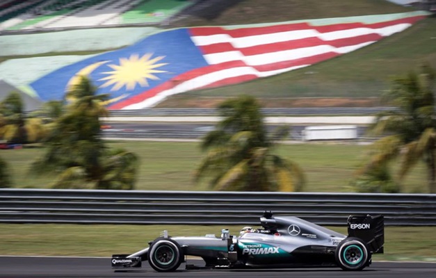 Hamilton dá troco em Rosberg e fecha sexta-feira em primeiro na Malásia