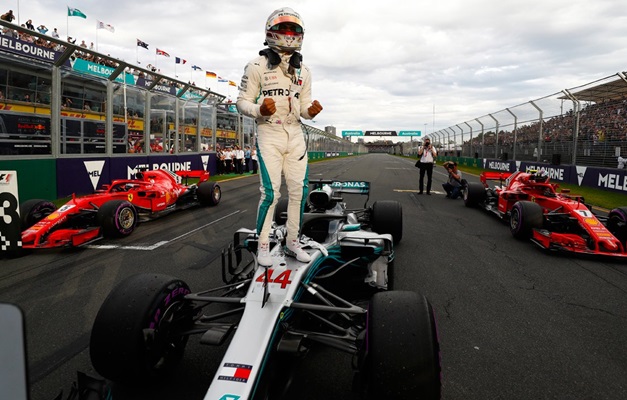 Hamilton desbanca concorrentes na Austrália e larga na frente na 1ª prova do ano