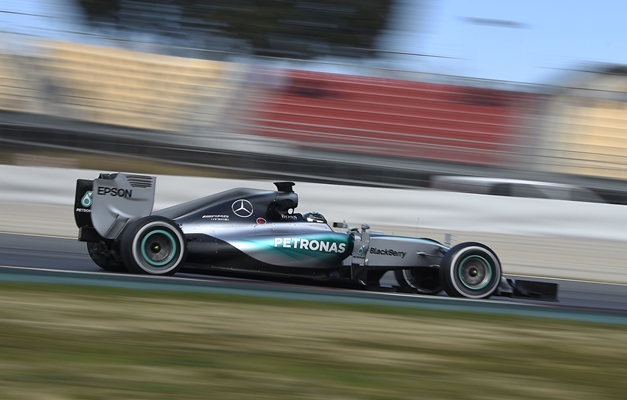 Hamilton desbanca Massa e mantém Mercedes no topo dos testes em Barcelona