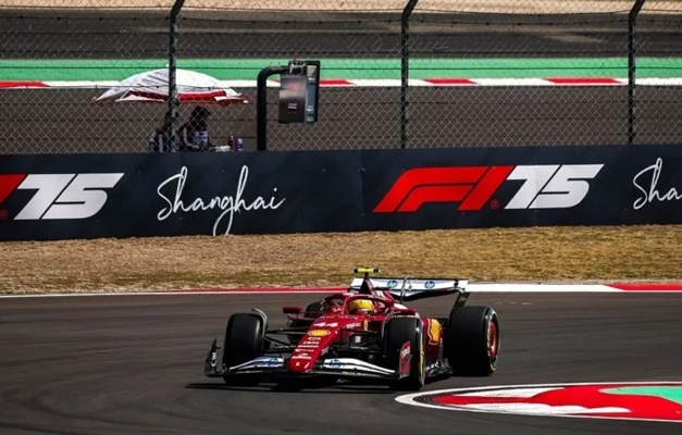 Hamilton garante a pole da corrida sprint no GP da China, e Bortoleto é o 14ª