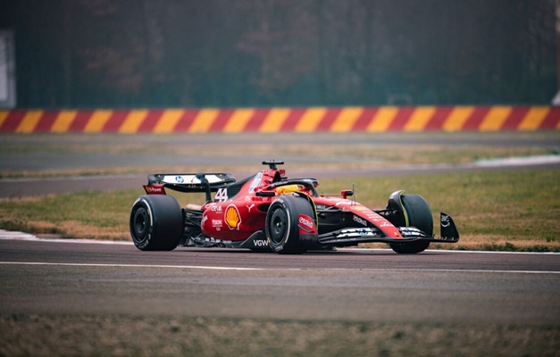 Hamilton pilota Ferrari pela 1ª vez e se emociona: 'Um dos melhores sentimentos da minha vida'