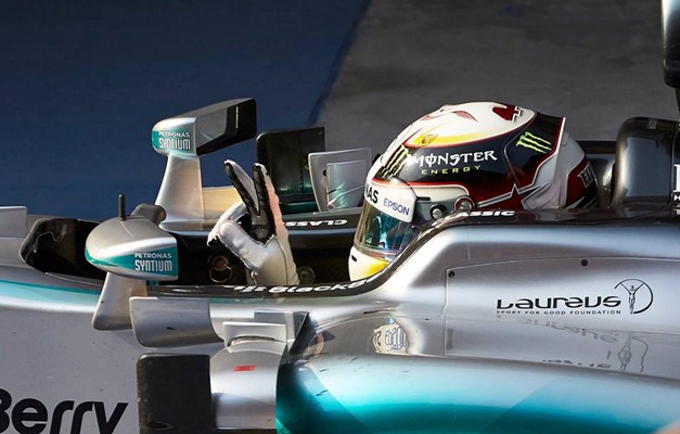 Hamilton vence fácil GP do Bahrein; Massa fica em 10º