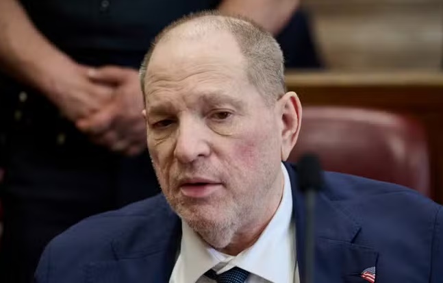 Harvey Weinstein é considerado culpado de agressão sexual em novo julgamento em Nova York