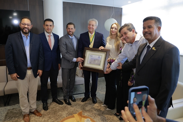 Helder Valin é homenageado por Bruno Peixoto com a Medalha Pedro Ludovico 