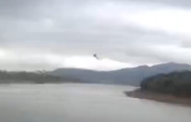 Helicóptero cai em lago de cidade mineira e deixa três feridos 