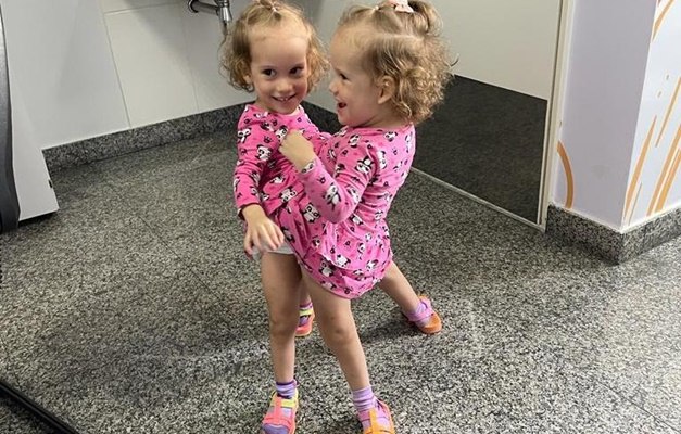 Heloá e Valentina fazem curativo e estão sem febre em Goiânia