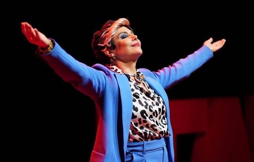 Heloisa Périssé apresenta comédia 'A Iluminada' no Teatro Sesi