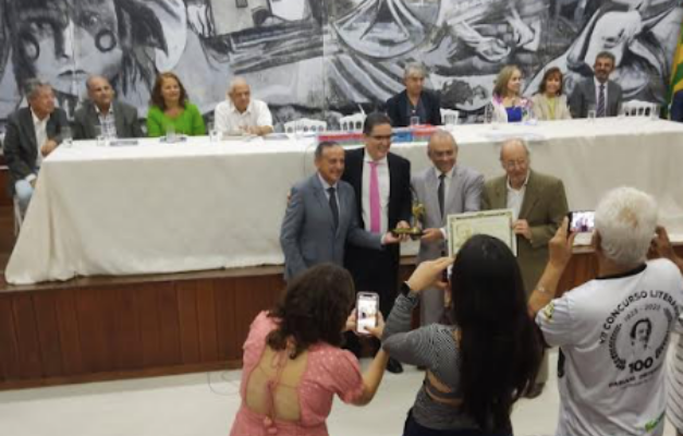 Historiador Jales Mendonça recebe Troféu Cariama do Icebe