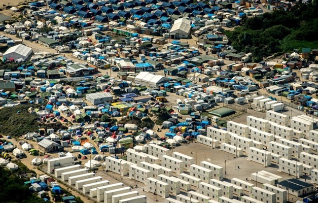 Hollande promete fechar campo de refugiados em Calais