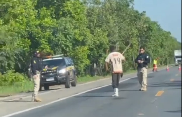 Homem ameaça veículos com enxada na BR-153 e é contido pela PRF em Porangatu
