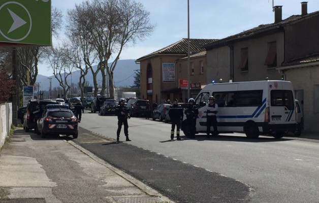 Homem armado mata pelo menos três pessoas em ataque a supermercado na França